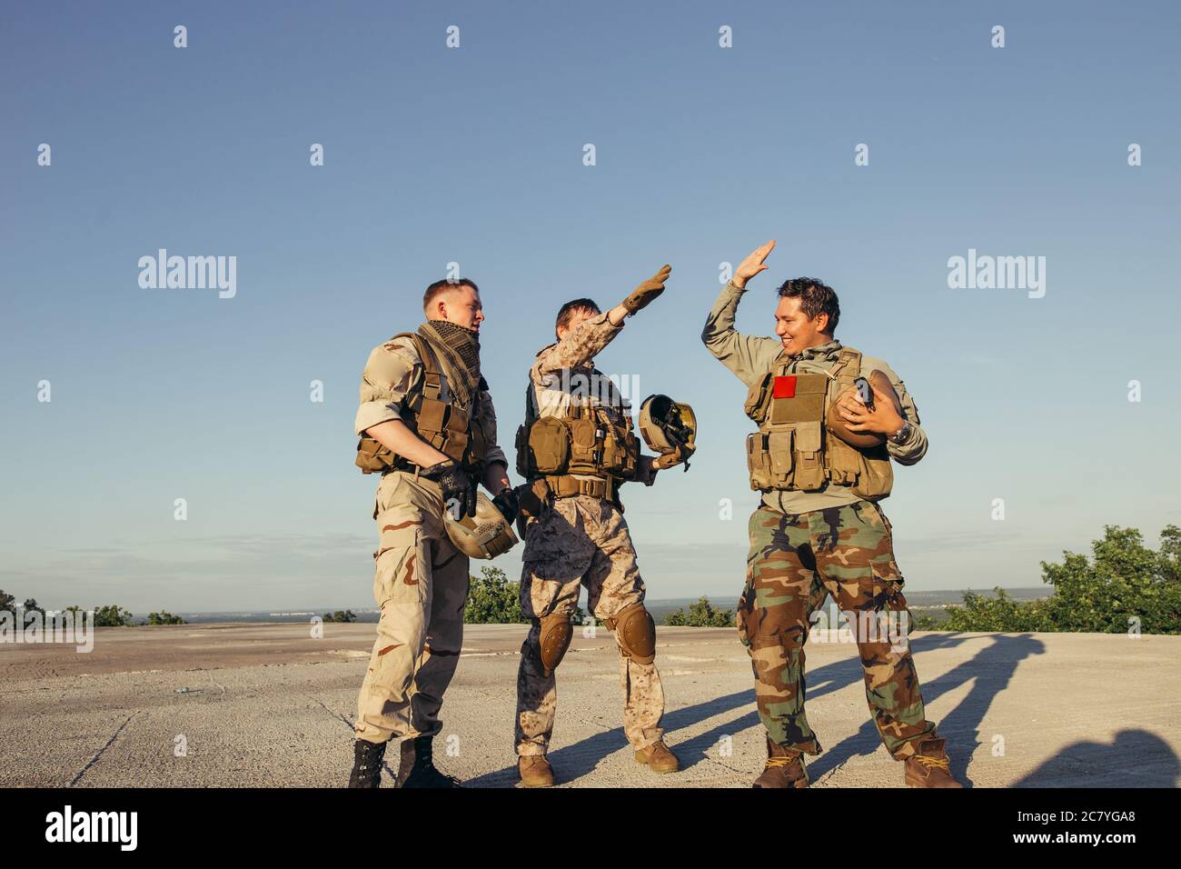 Les soldats américains célébrant la victoire en lançant des chapeaux dans  les airs Photo Stock - Alamy