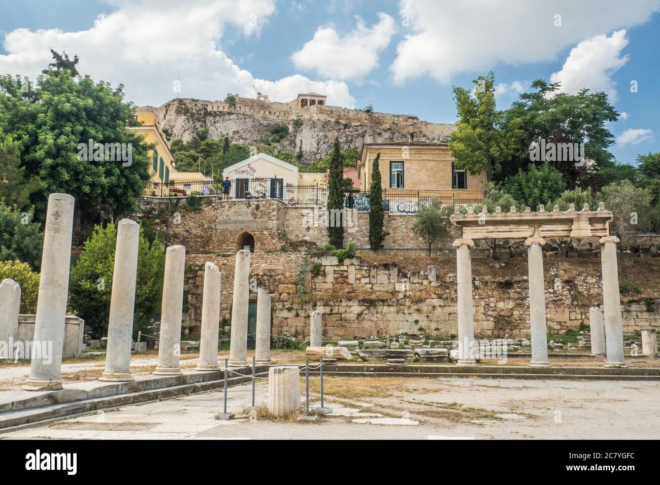 Vue depuis les ruines antiques vers l'Acropole d'Athènes, Grèce Banque D'Images