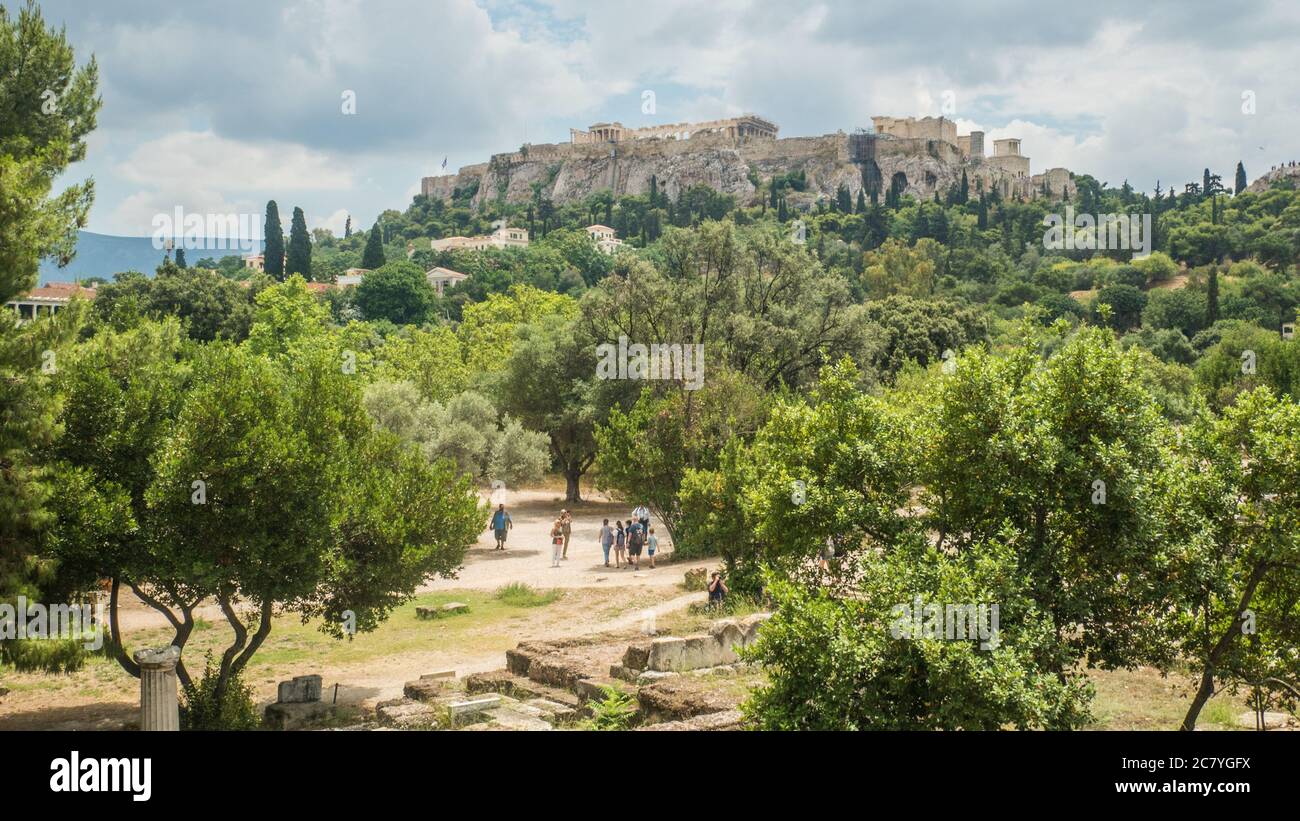 Vue depuis les ruines antiques vers l'Acropole d'Athènes, Grèce Banque D'Images