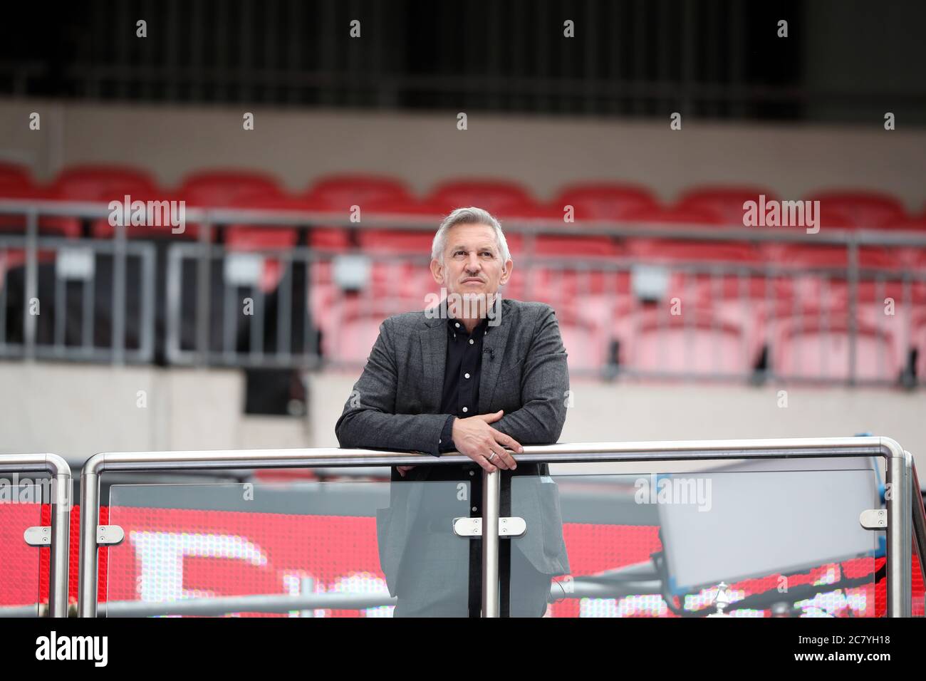 Wembley, Royaume-Uni. 19 juillet 2020. Gary Lineker regarde le match, tout en travaillant pour l'équipe BBC Match of the Day à l'Emirates FA Cup semi-final Match Chelsea v Manchester United, au stade Wembley, Londres, Royaume-Uni, le 19 juillet 2020. Le match se joue derrière des portes fermées en raison de la pandémie actuelle du coronavirus COVID-19 et des restrictions gouvernementales en matière de distance et de verrouillage social. Crédit : Paul Marriott/Alay Live News Banque D'Images