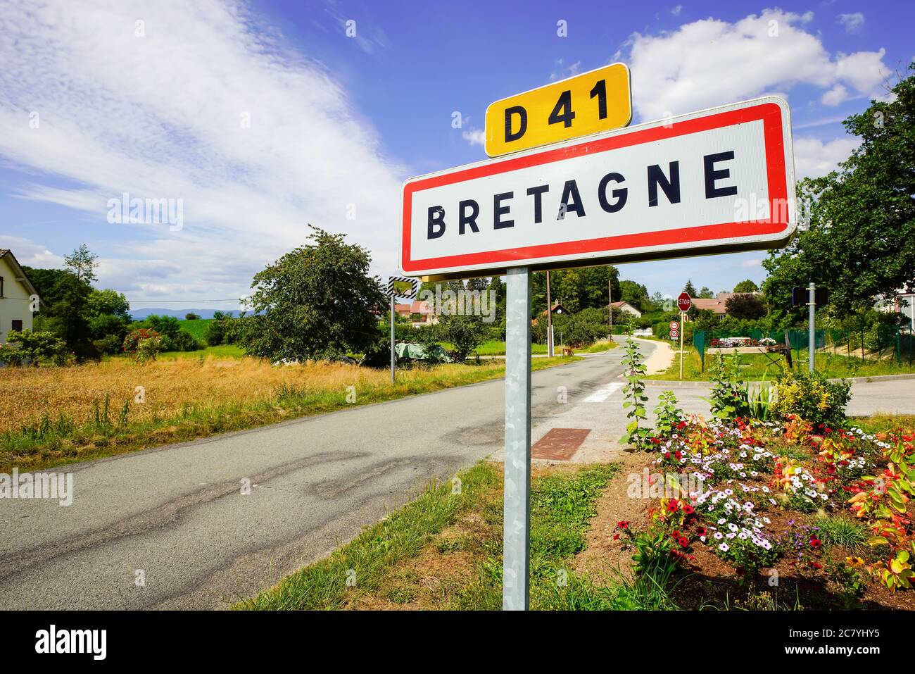 Route pour village Bretagne. Bretagne est une commune française, située dans le département du territoire de Belfort et la région Bourgogne-Franche-Comté. Banque D'Images