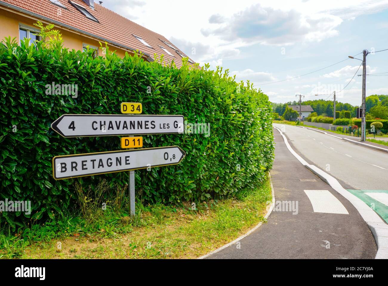 Route pour village Bretagne. Bretagne est une commune française, située dans le département du territoire de Belfort et la région Bourgogne-Franche-Comté. Banque D'Images