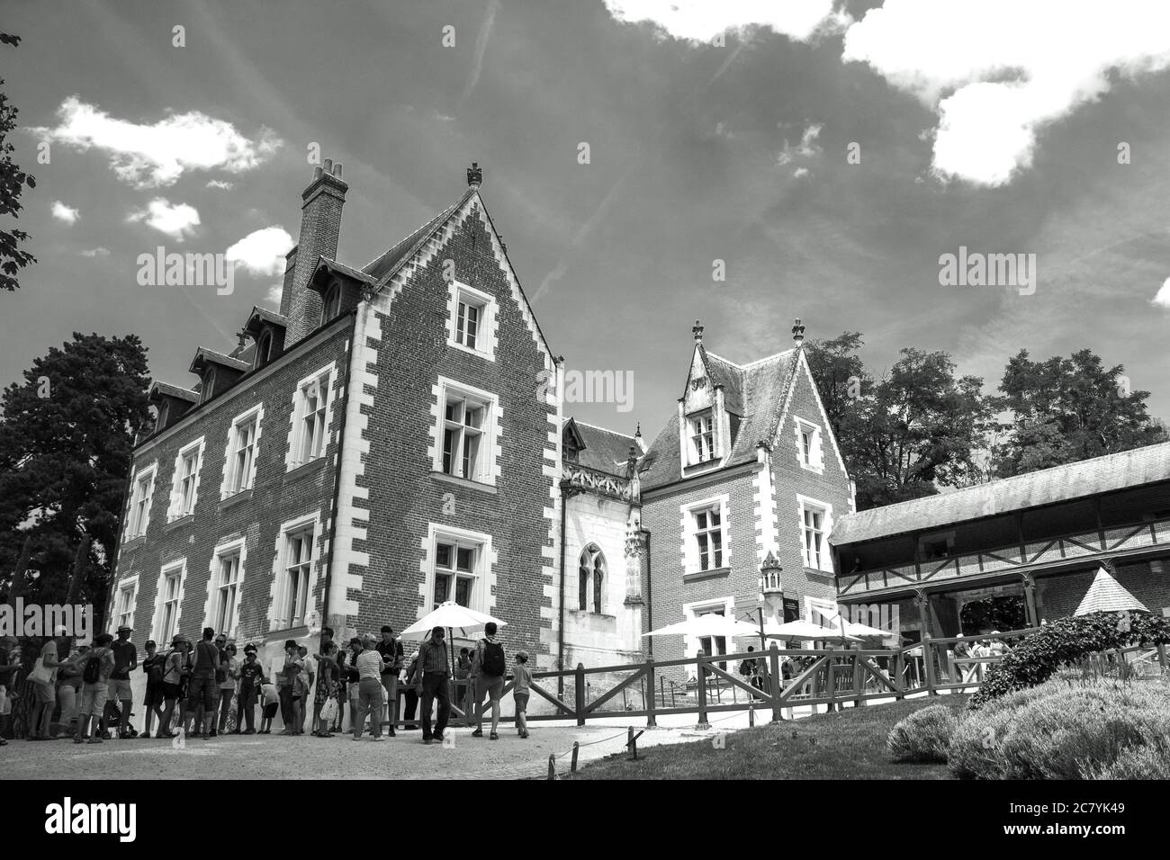 AMBOISE, FRANCE - 16 JUILLET 2018 : touristes visitant le château du Clos Luce où Léonard de Vinci a vécu pendant les dernières années de vie. Photo noir et blanc. Banque D'Images