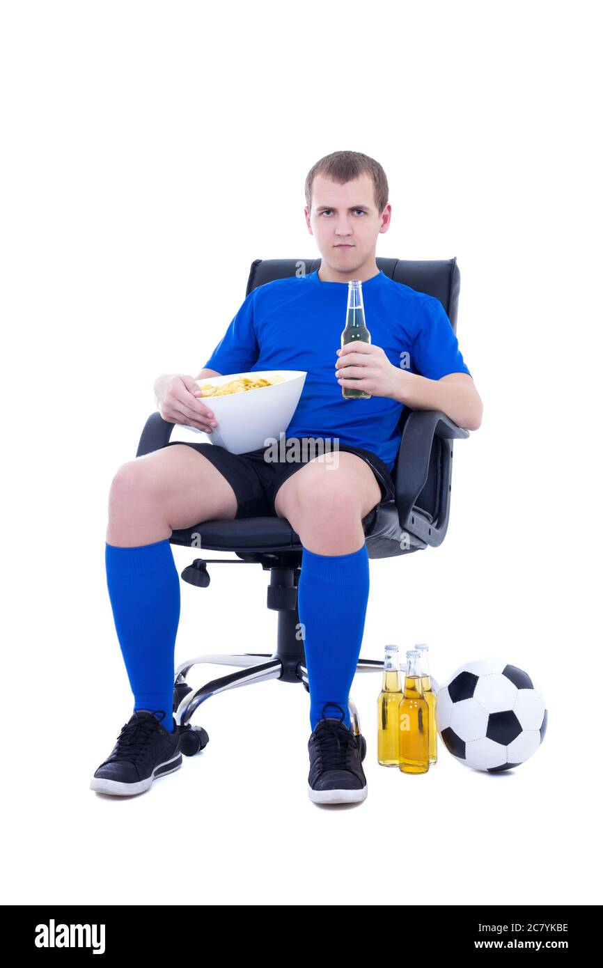 jeune supporter en forme de football assis avec balle, jetons et bouteille  de bière isolée sur fond blanc Photo Stock - Alamy