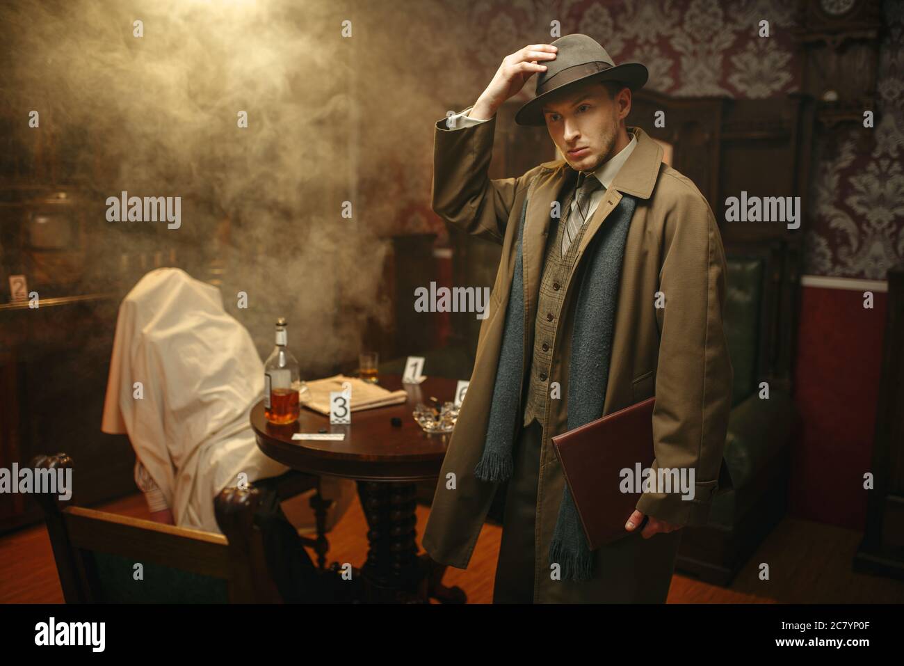 Détective perplexe dans le manteau et le chapeau, scène de crime Photo  Stock - Alamy