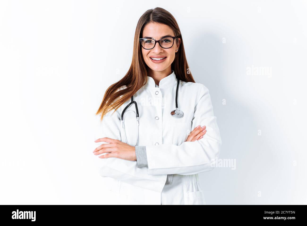 Belle femme médecin souriante isolée sur fond blanc Banque D'Images