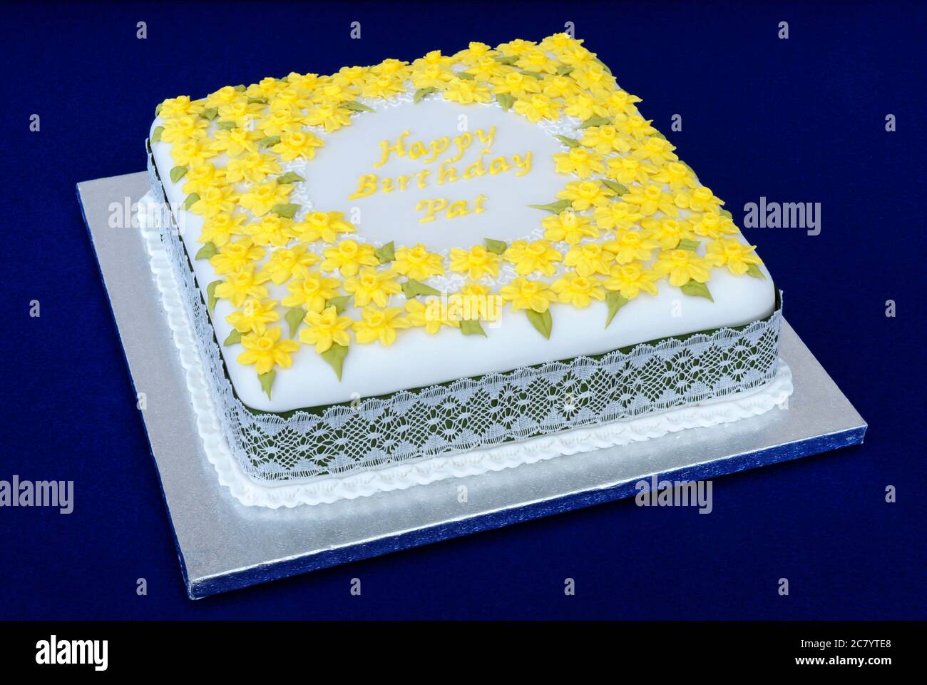 Gateau D Anniversaire Carre Colle Au Sucre Decore De Nombreuses Fleurs Jaunes Et Du Message D Accueil Joyeux Anniversaire Photo Stock Alamy