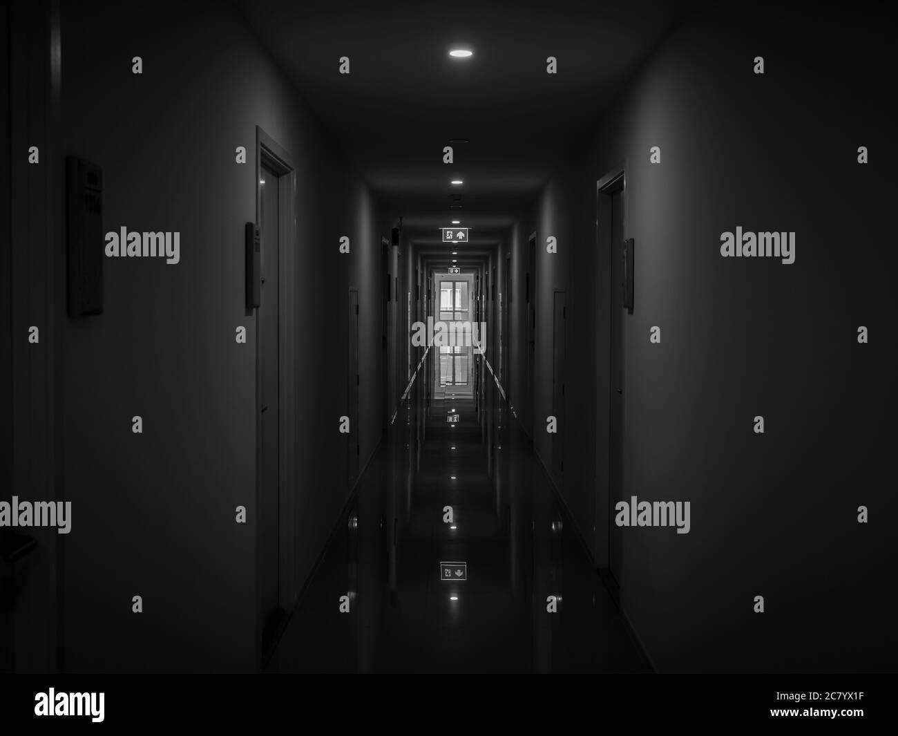 Couloir mystérieux sombre dans le bâtiment. Porte vue sur la salle dans un bâtiment calme et isolé avec feu de signalisation au plafond sur le style noir et blanc. ho Banque D'Images