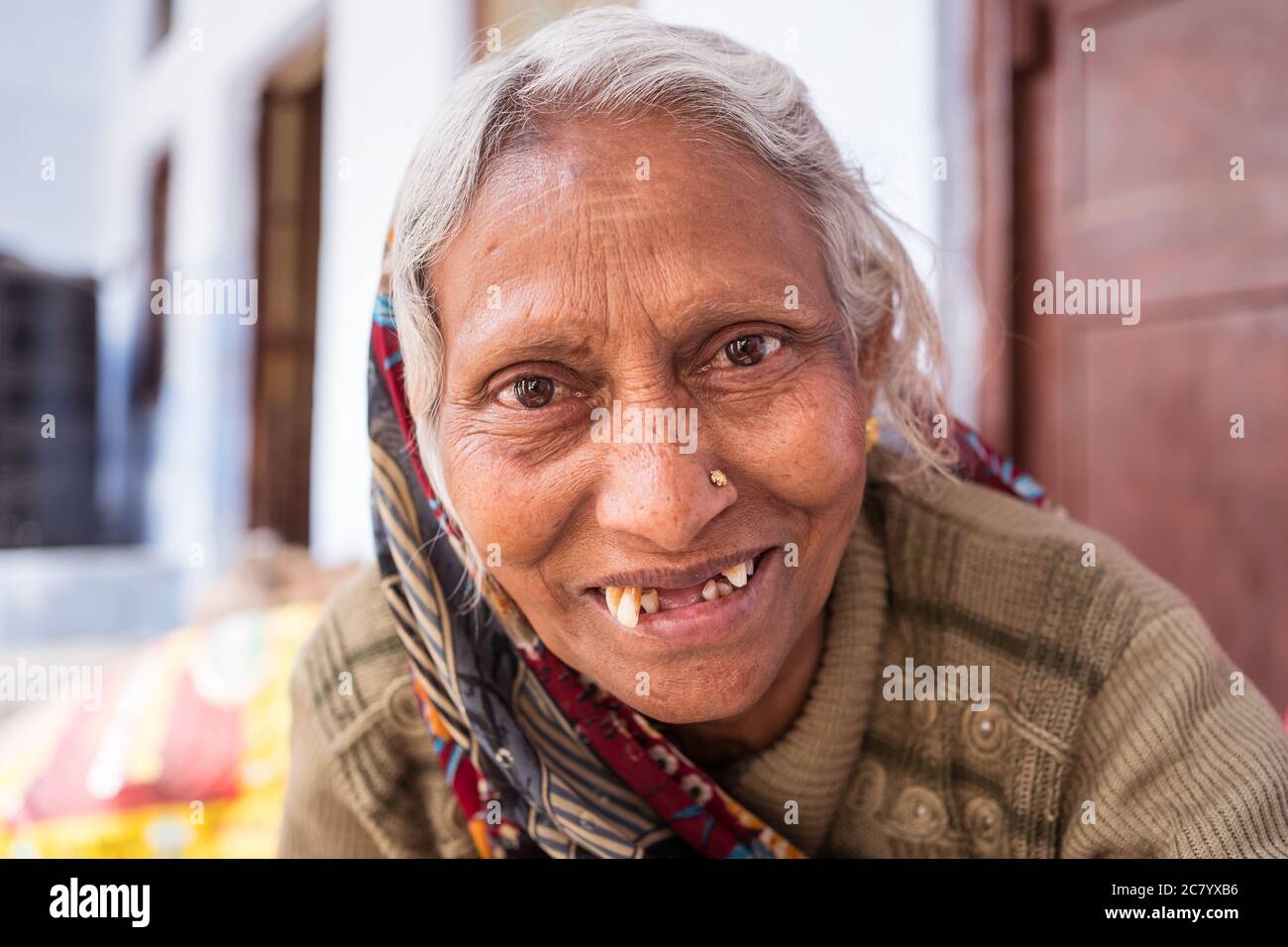 Agra / Inde - 13 février 2020 : Portrait de la vieille femme indienne aux cheveux blancs et foulard avec problèmes de dents dans sa bouche Banque D'Images