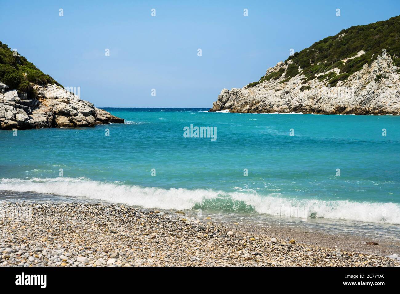 Surfez en été sur la plage de Glitteri à Skopelos avec une mer bleue. Banque D'Images