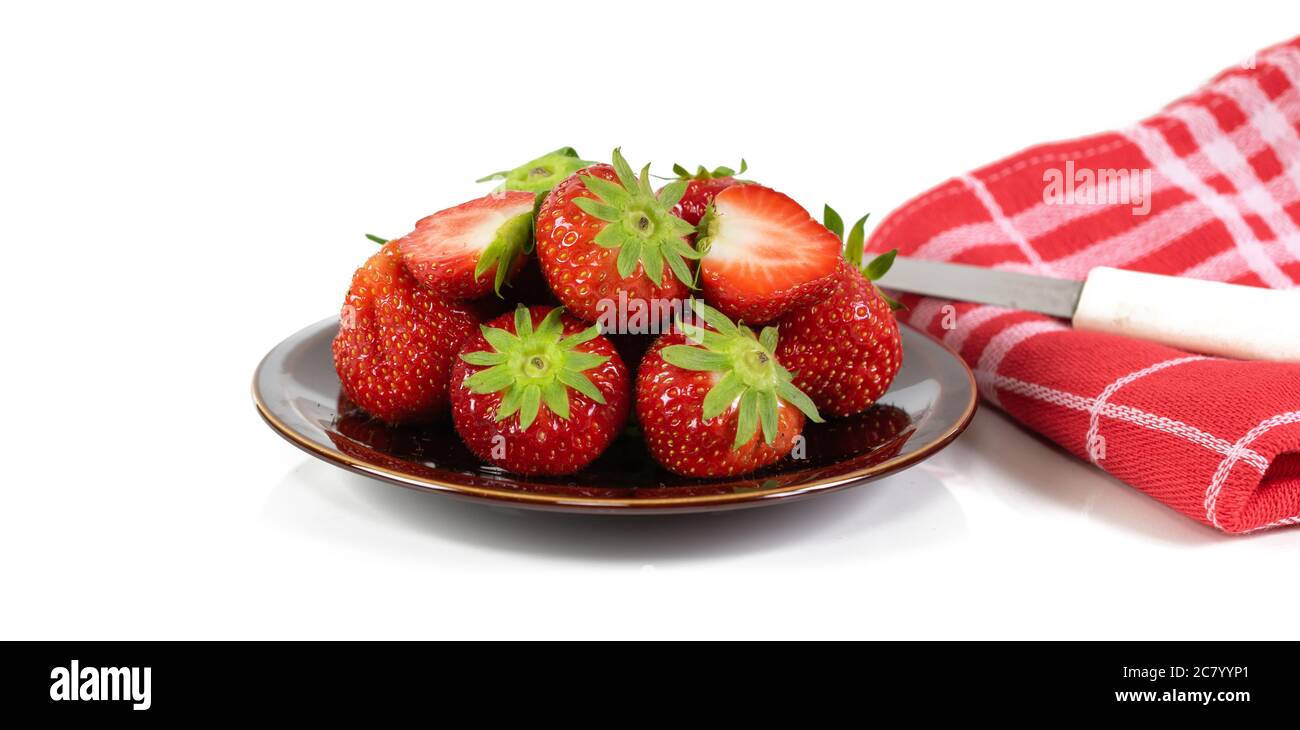 Mûres, serviette et couteau sur fond blanc. Banque D'Images