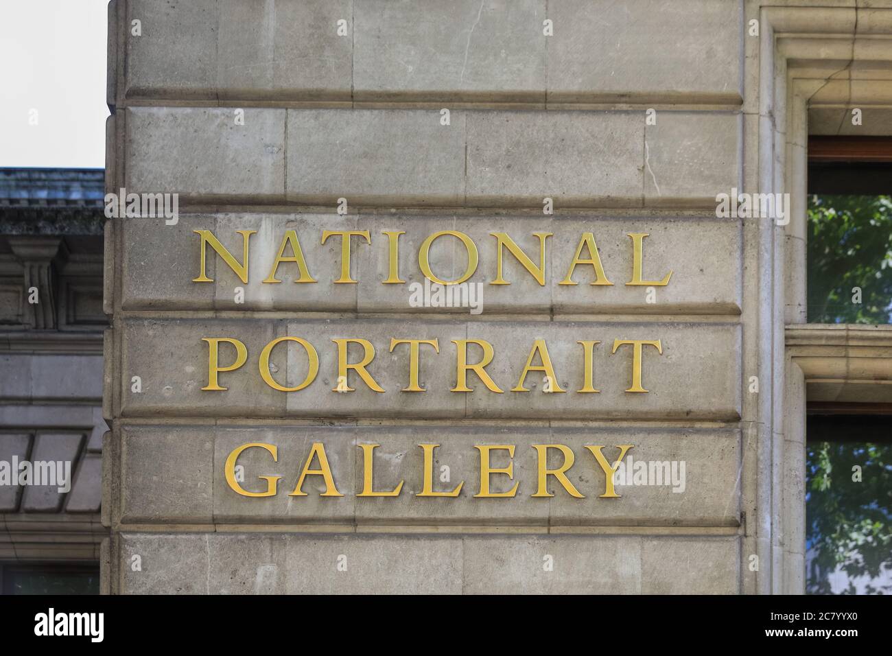 Panneau et logo de la National Portrait Gallery à l'extérieur du bâtiment à Londres, Angleterre, Royaume-Uni Banque D'Images