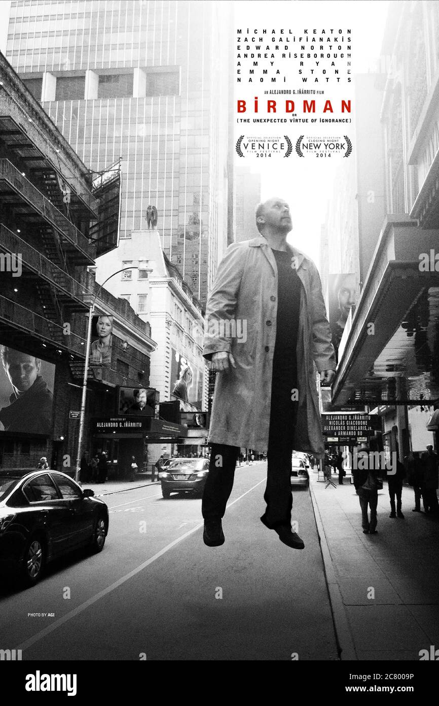 Birdman ou l'Inattendu (vertu de l'Ignorance) (2014) réalisé par Alejandro G. Iñárritu et mettant en vedette Michael Keaton, Zach Galifianakis, Edward Norton et Emma Stone. Un ancien film super héros décide d'écrire, de réaliser et de star dans une production de Broadway de relancer sa carrière à la décoloration. Banque D'Images