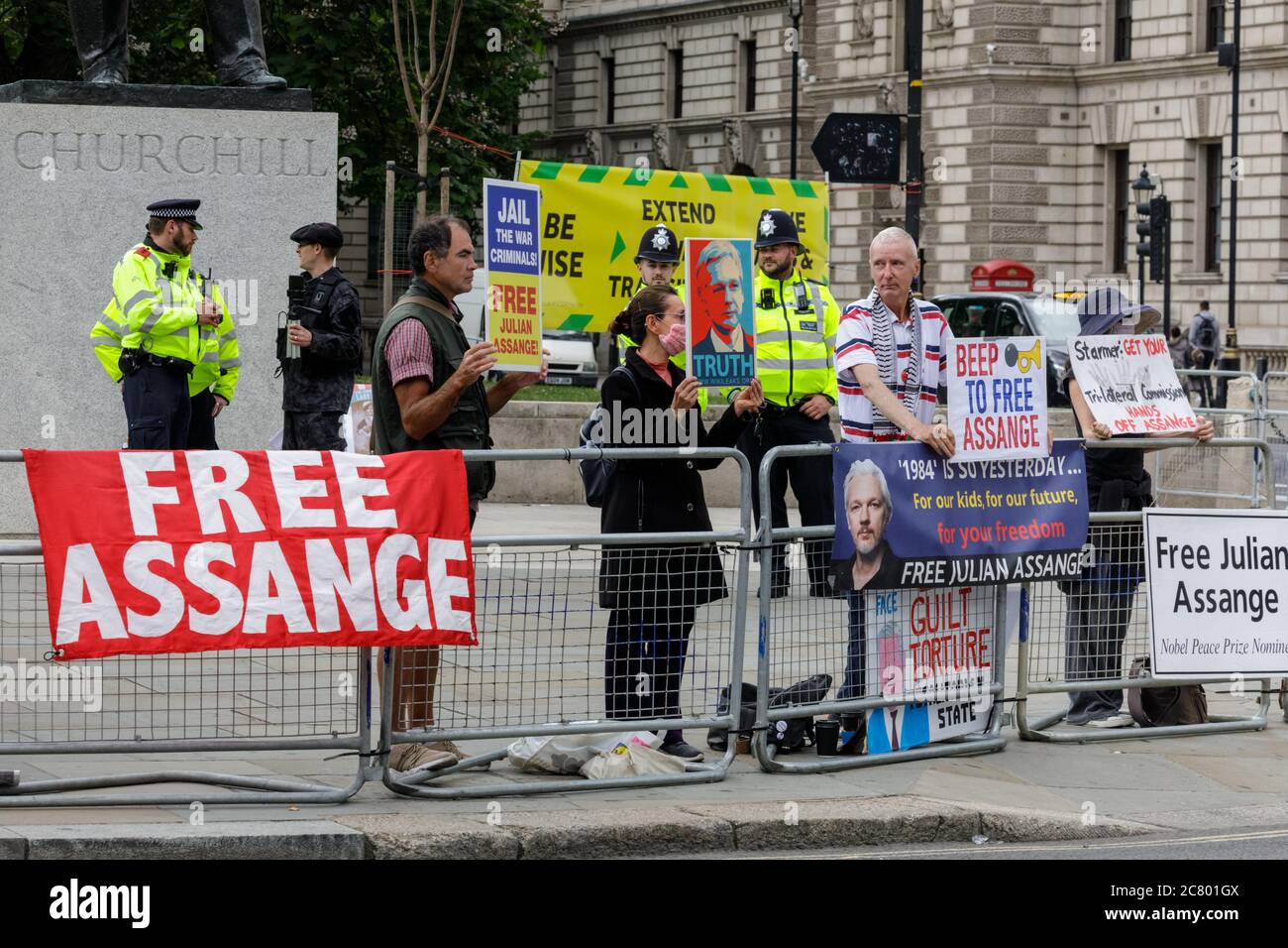 Libérez le protesté Julian Assange avec un écriteau devant le Parlement à Westminster, Londres, Royaume-Uni Banque D'Images