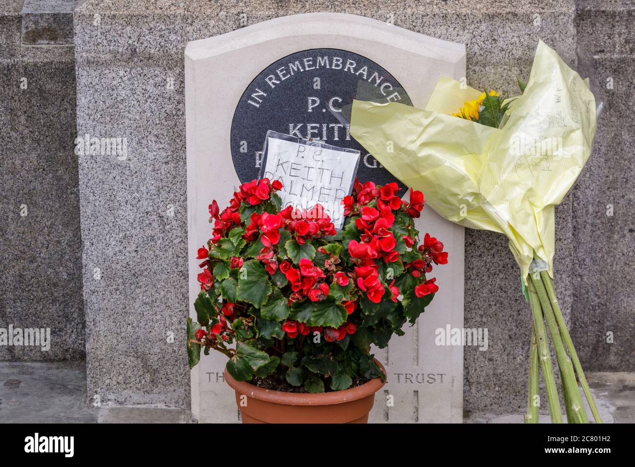 Fleurs déposées à la pierre commémorative du souvenir à l'extérieur de la Chambre des communes pour le PC Keith Palmer, Parlement, Westminster, Londres Banque D'Images