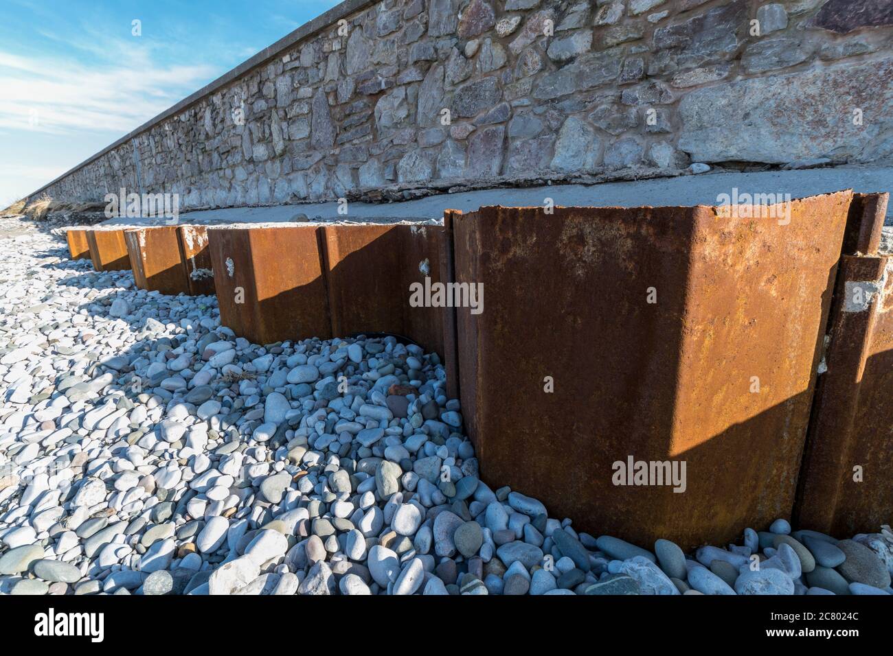 Les défenses de mer d'Abergele renforçait le béton avec des pieux d'acier Banque D'Images