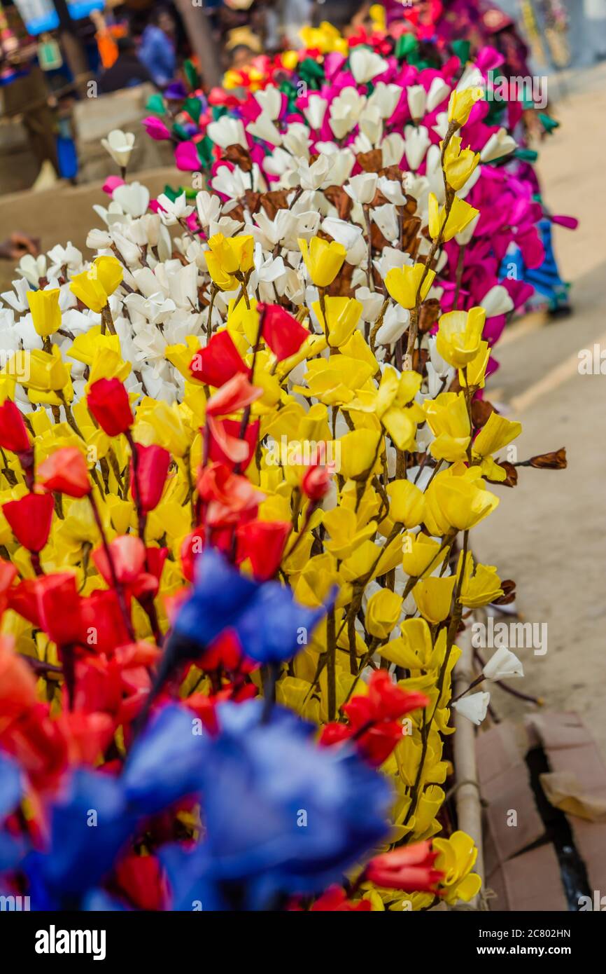 Fleurs en papier colorées de la foire de l'artisanat de Surajkund Banque D'Images