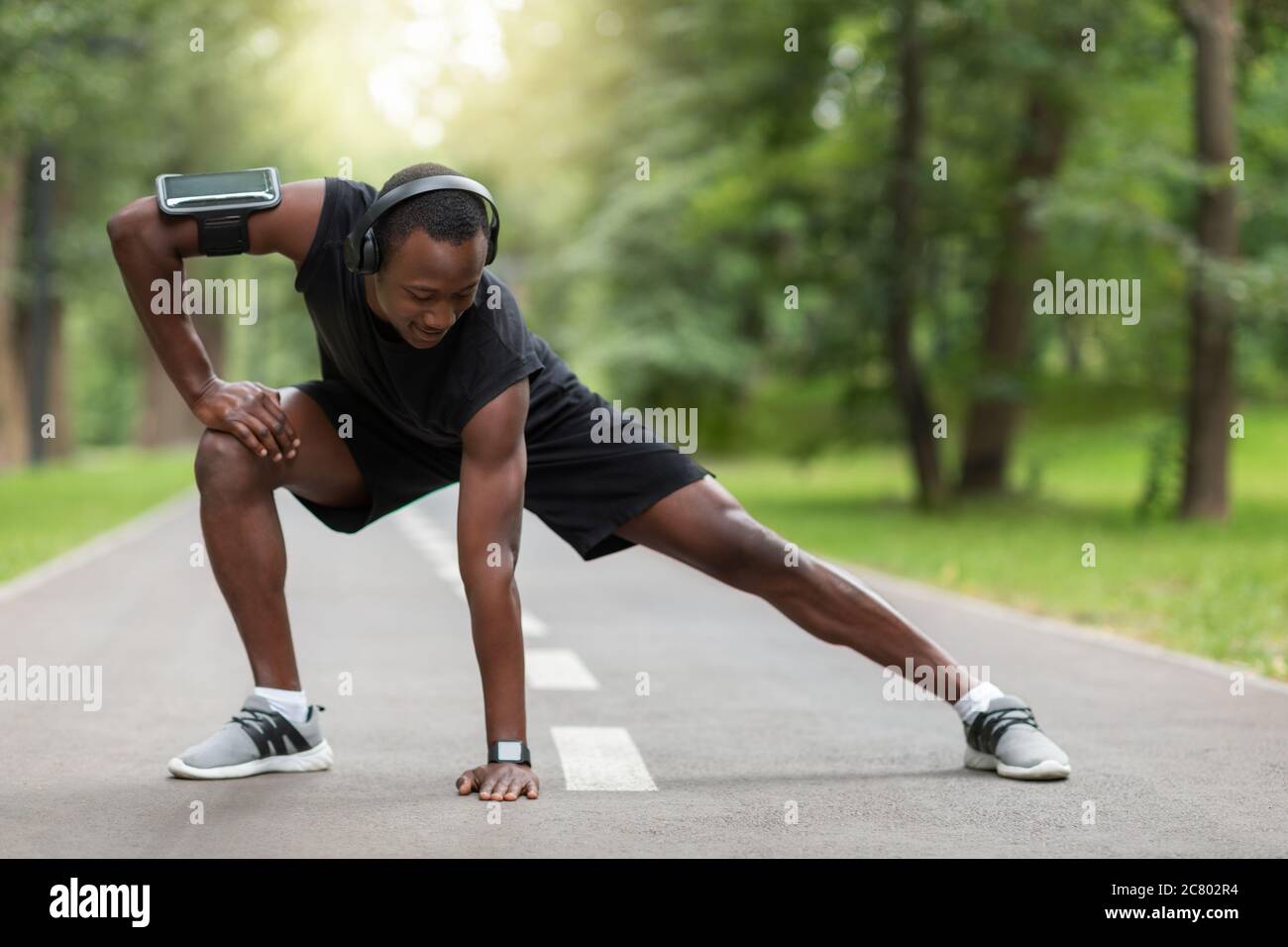Formation flexible de l'homme noir dans le parc public Banque D'Images