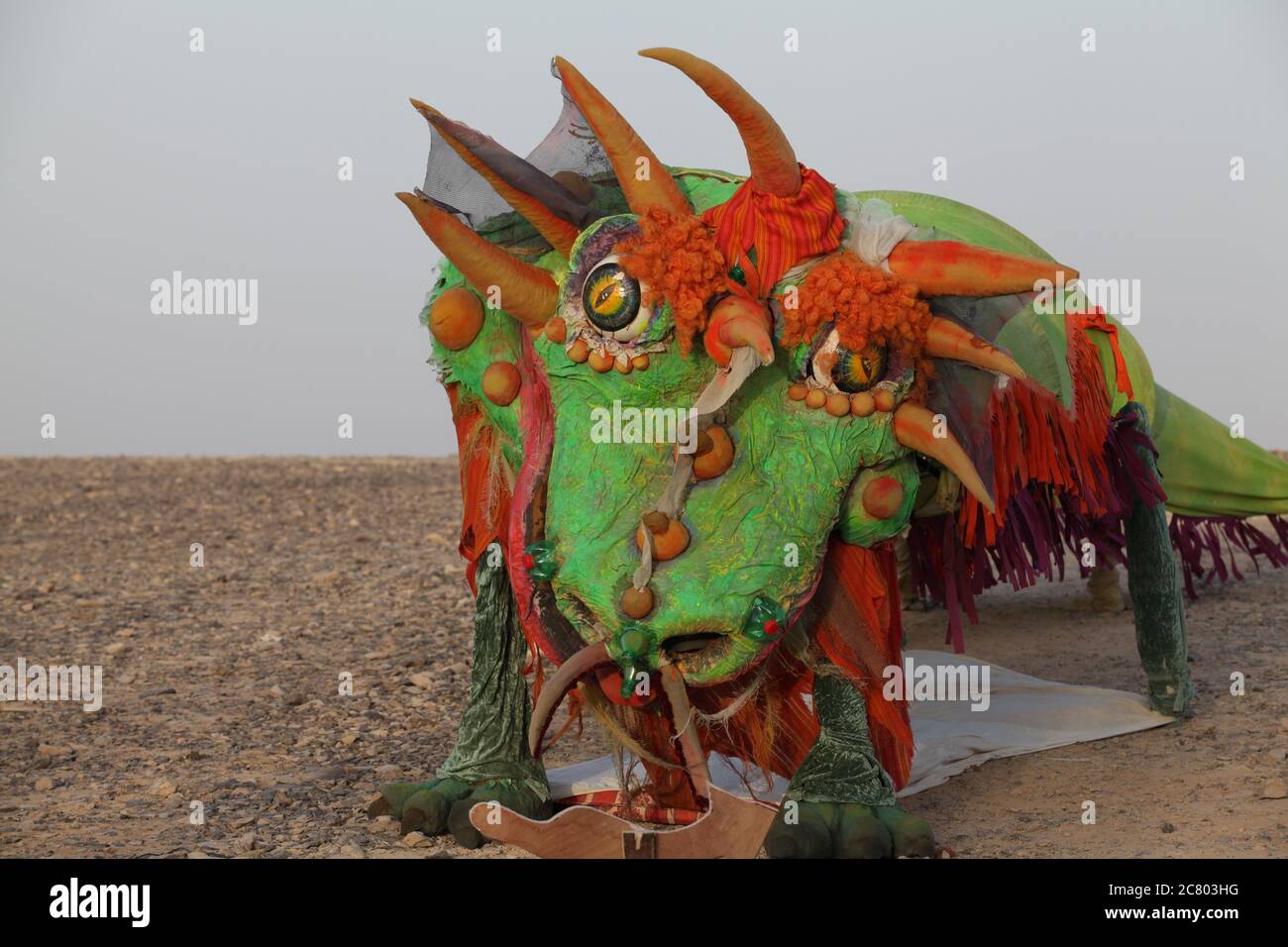 Statue colorée rouge et verte d'un dragon Banque D'Images