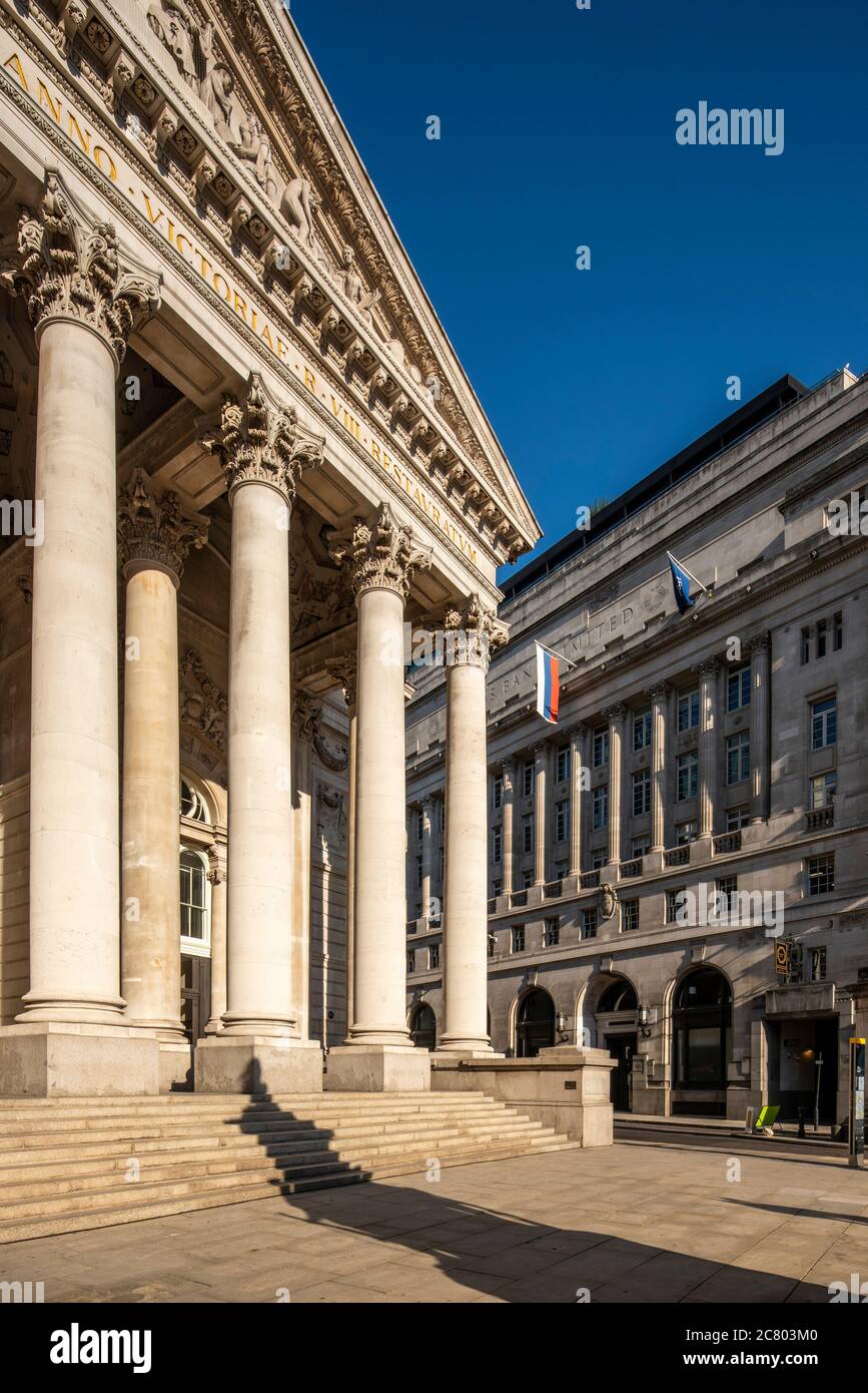 Vue verticale oblique du portique et des marches, l'élévation ouest en lumière du soleil dorée de l'après-midi, regardant le sud-est, avec vue de l'ancienne Lloyd's Bank Banque D'Images