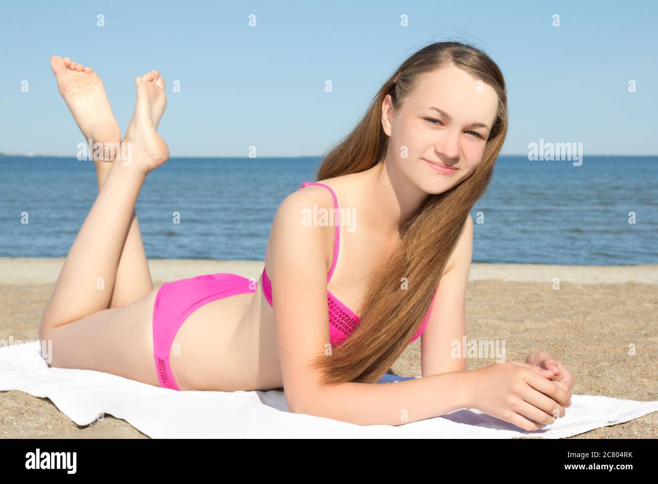 magnifique adolescent en bikini rose couché sur la plage Photo Stock - Alamy