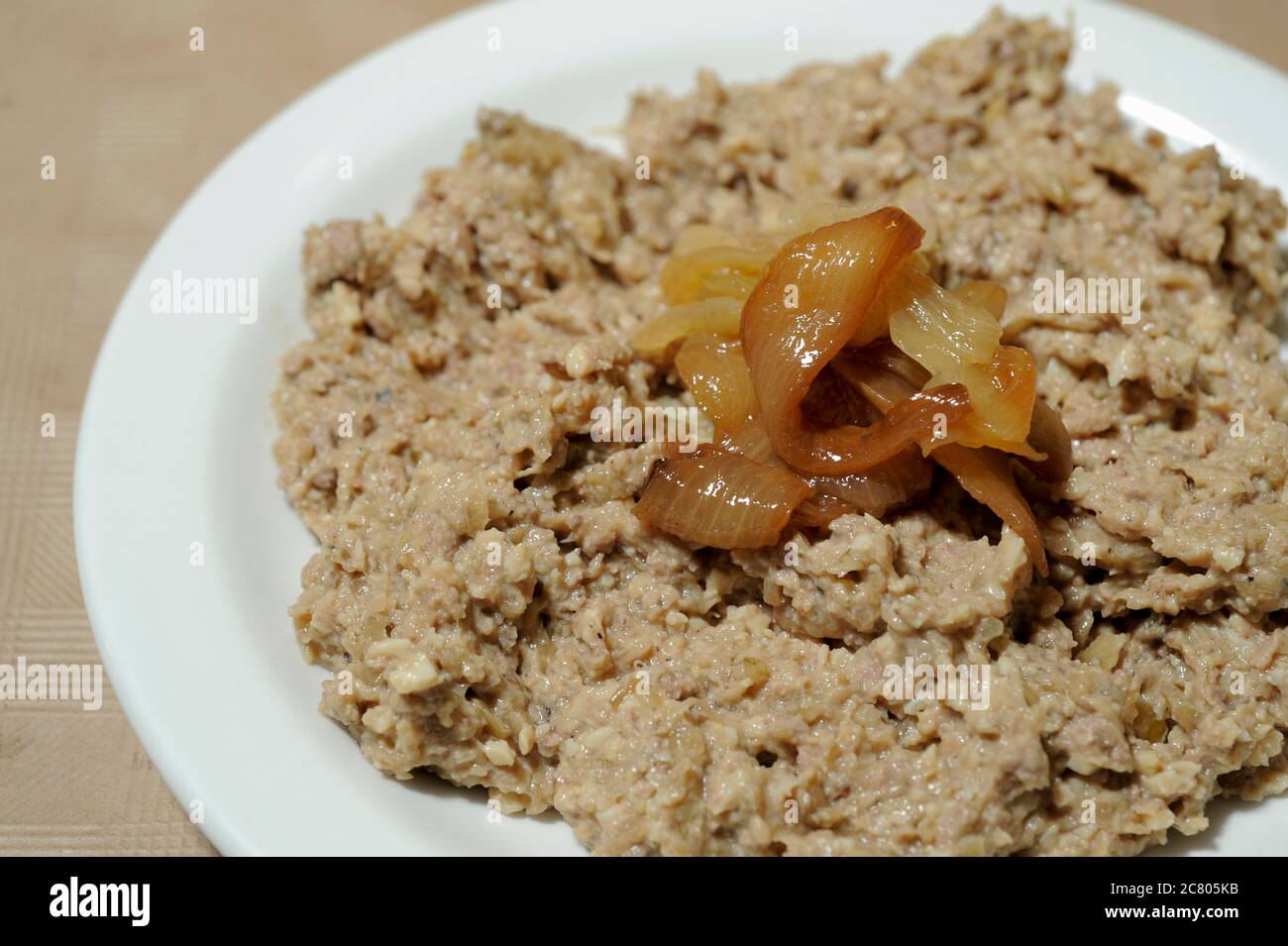 Le foie haché est une tartinade populaire dans la cuisine juive d'Ashkenazi.  Fait en sautant ou en rôtant le foie et les oignons dans schmaltz (graisse  de poulet) et en les meulant