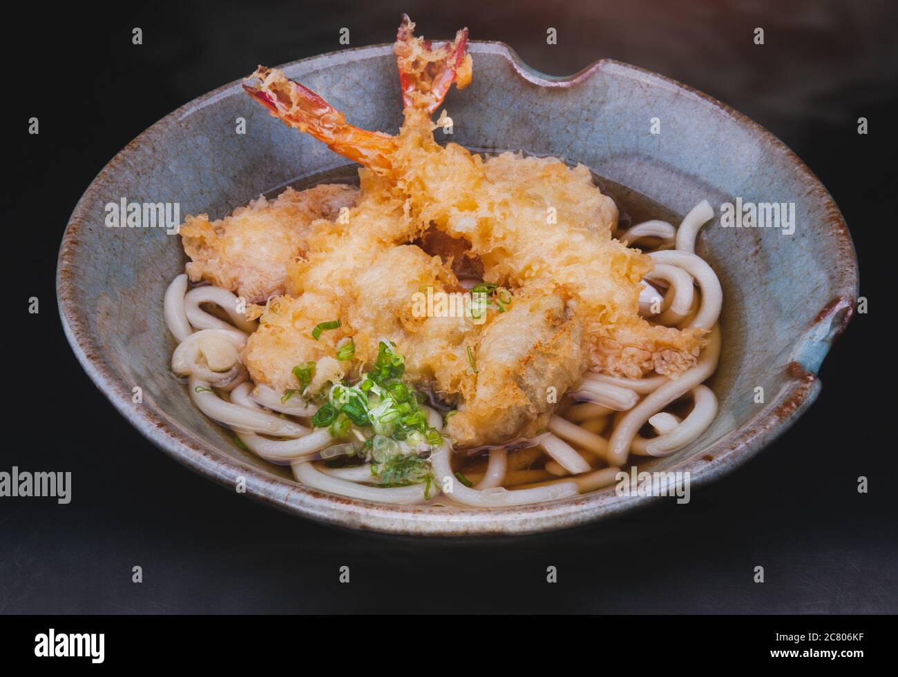 Tempura udon avec éclairage studio et fond noir. Banque D'Images