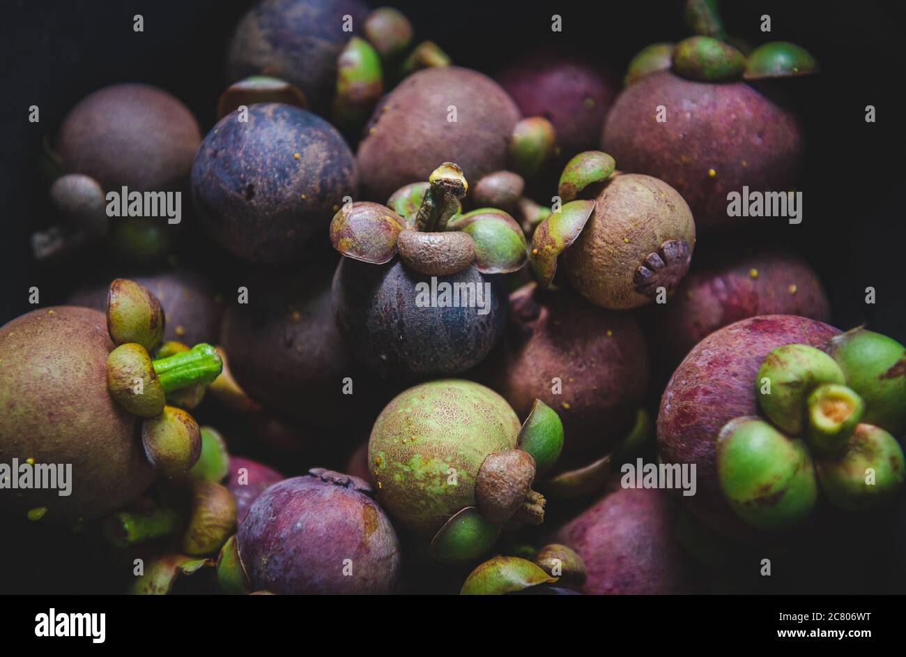 Des fruits mangoustés à faible éclairage et à l'ombre. Banque D'Images