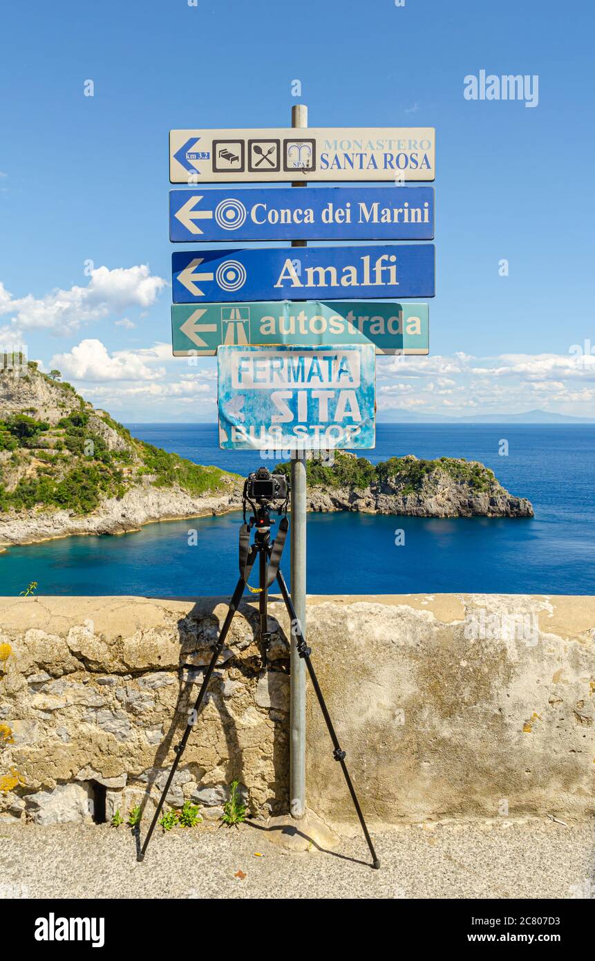 Côte amalfitaine, Italie. 27 mai 2020. Un appareil photo Nikon reflex monté sur un trépied Manfrotto face à un panorama magnifique sur la côte amalfitaine, près d'un bus s Banque D'Images