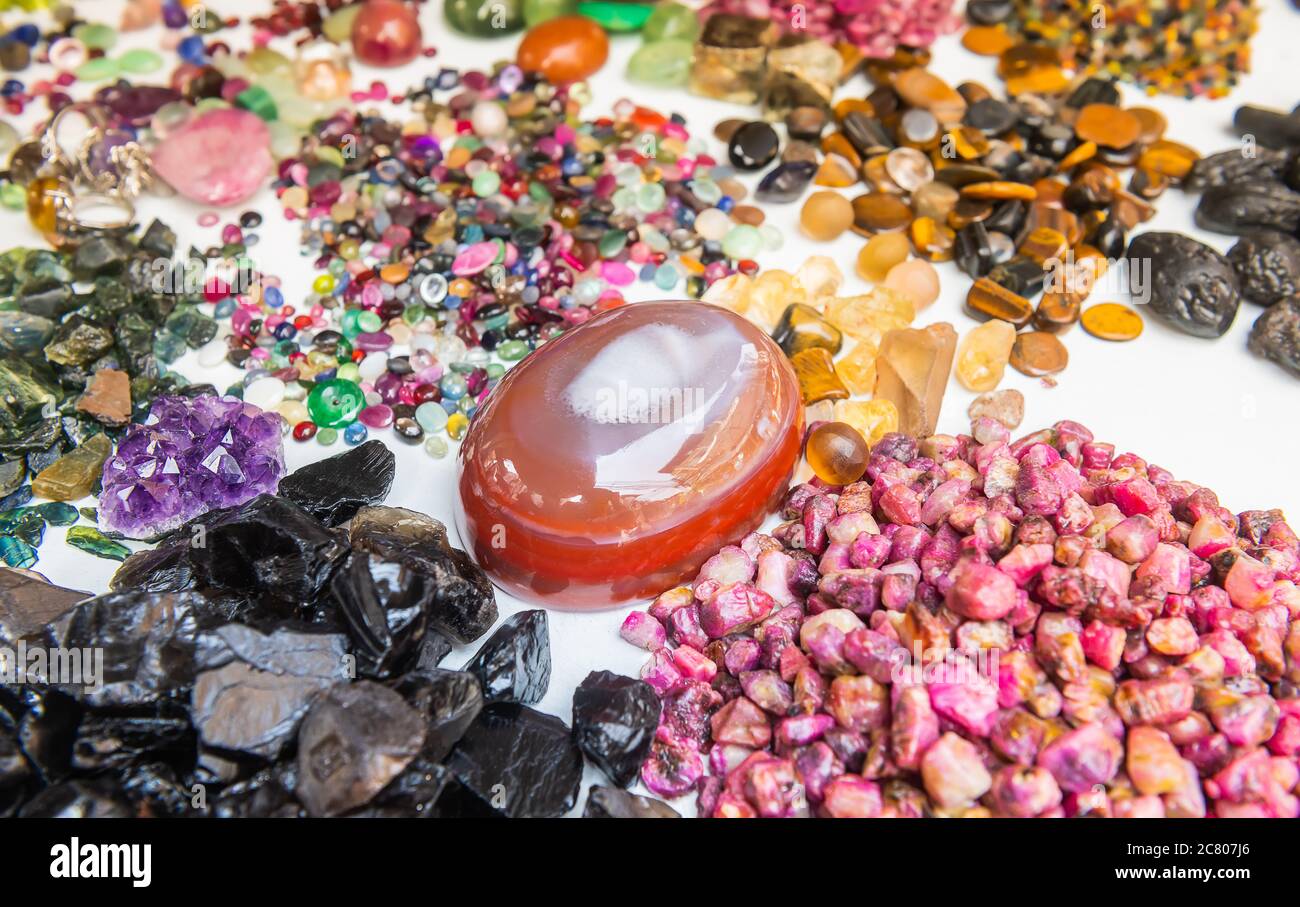 Mélangez la forme et les pierres précieuses minérales colorées dans le marché de la joaillerie avec l'éclairage extérieur. Banque D'Images