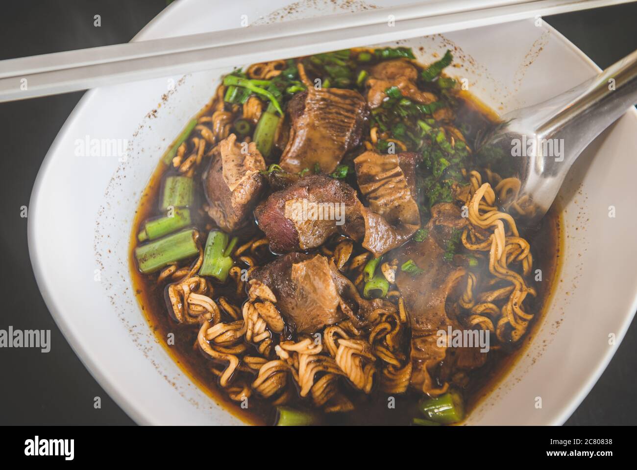 Nouilles de porc braisées de style thaïlandais avec éclairage intérieur faible. Banque D'Images