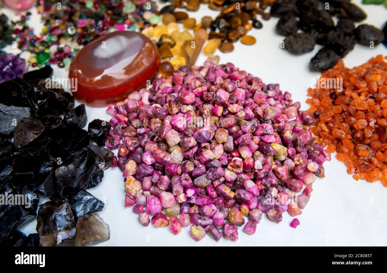 Mélangez la forme et les pierres précieuses minérales colorées dans le marché de la joaillerie avec l'éclairage extérieur. Banque D'Images
