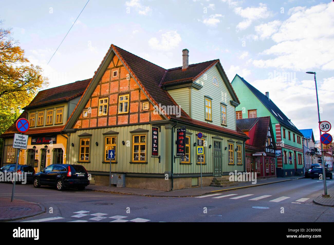 Parnu est une station balnéaire du sud-ouest de l'Estonie, surplombant la baie de Parnu. Maisons de vieux village et rue. Banque D'Images