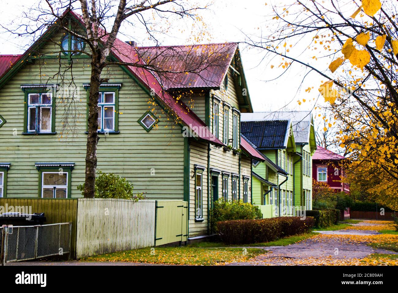 Parnu est une station balnéaire du sud-ouest de l'Estonie, surplombant la baie de Parnu. Maisons de vieux village et rue. Banque D'Images