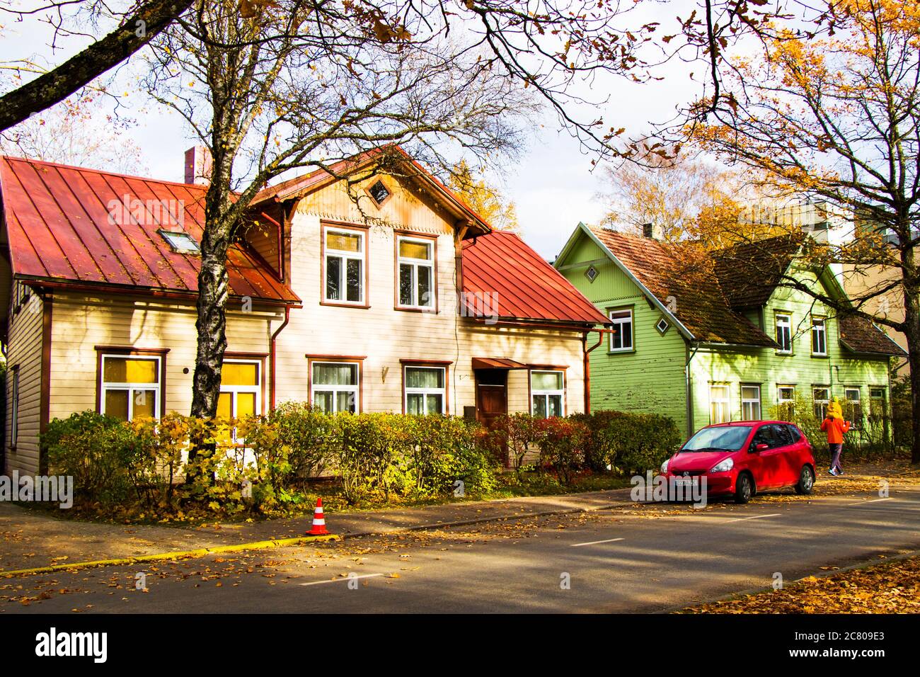 Parnu est une station balnéaire du sud-ouest de l'Estonie, surplombant la baie de Parnu. Maisons de vieux village et rue. Banque D'Images