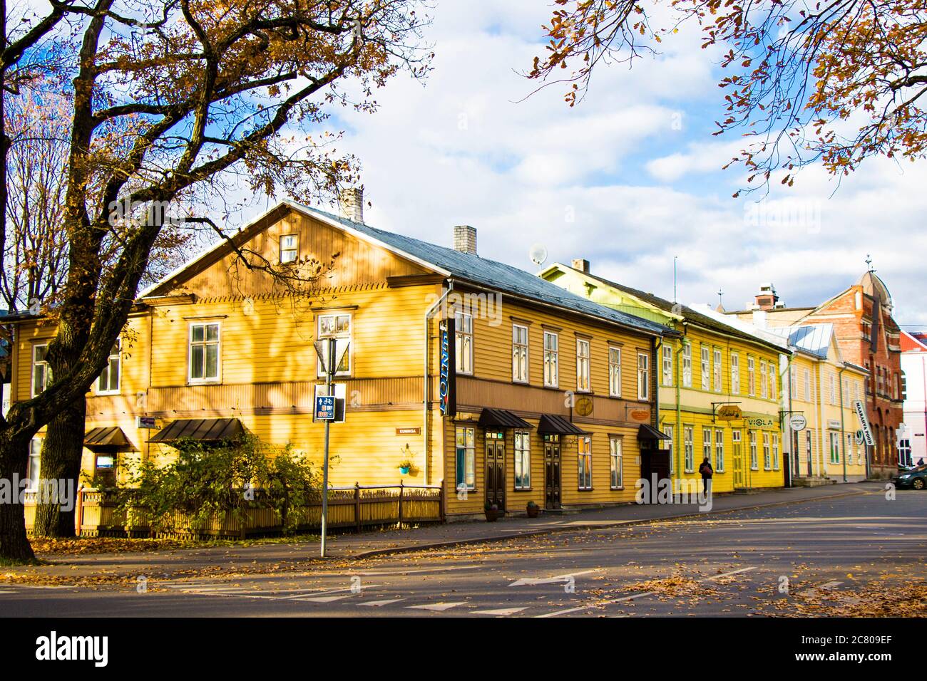 Parnu est une station balnéaire du sud-ouest de l'Estonie, surplombant la baie de Parnu. Maisons de vieux village et rue. Banque D'Images