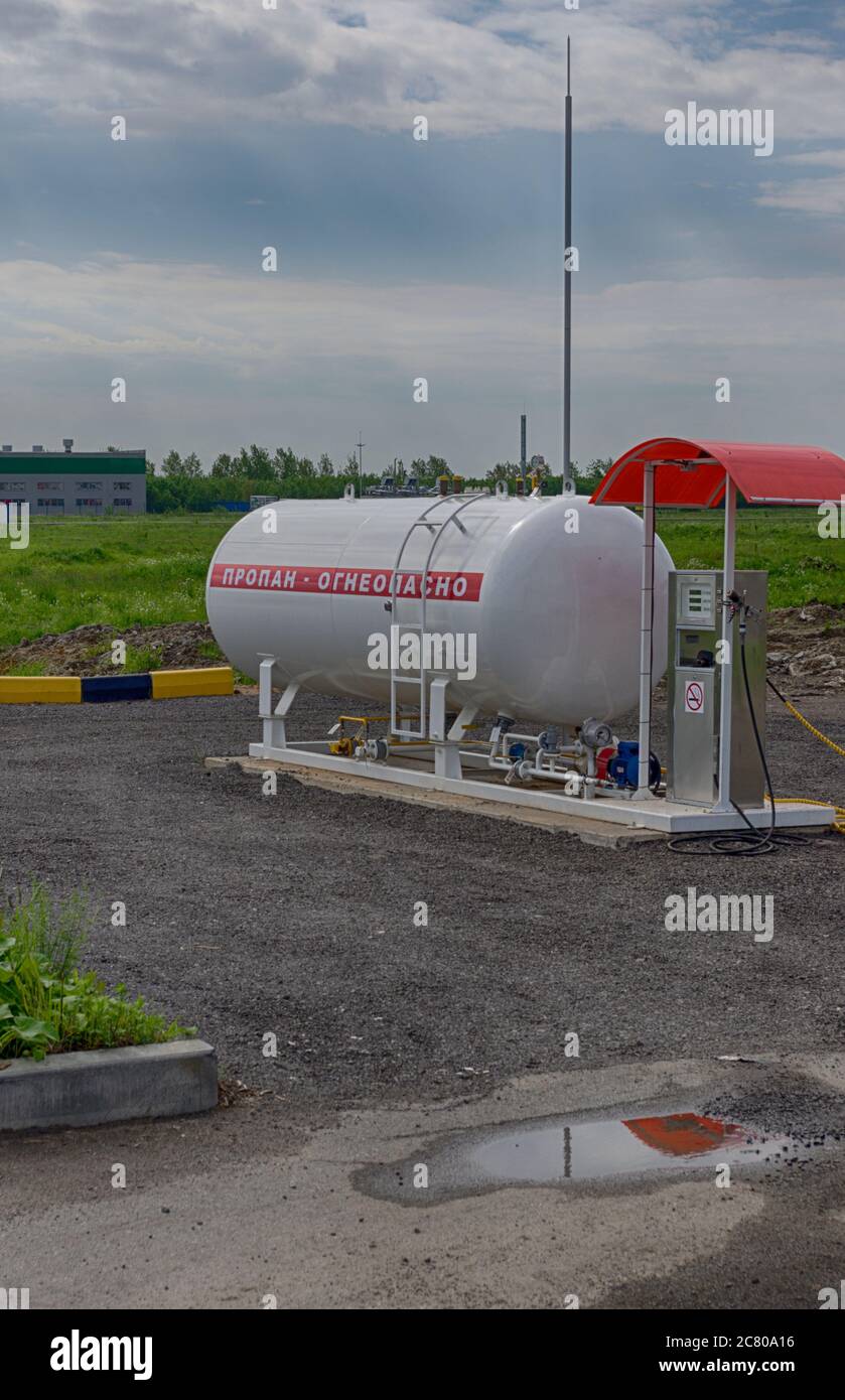 Saint-Pétersbourg, Russie - 7 juin 2020 : réservoir de gaz naturel propane pour le ravitaillement des voitures de proximité Banque D'Images