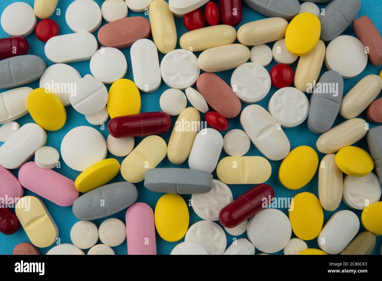 Assortiment de pilules pharmaceutiques isolées avec le backgorund bleu. Photo de concept sur le thème coronavirus et Covid-19. Banque D'Images