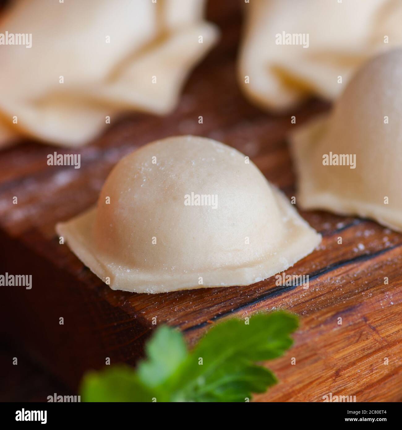 Raviolis faits maison sur une planche en bois. Banque D'Images