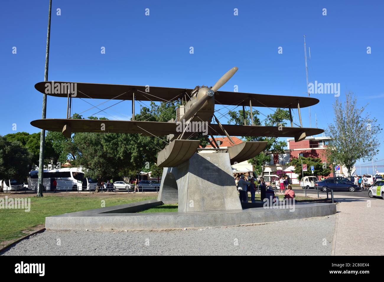 Lisbonne, Portugal - 11 juin 2017 : monument du biplan au premier vol à travers l'Atlantique Sud à Belem. Le passage à niveau a pris du 31 mars au 1 Banque D'Images