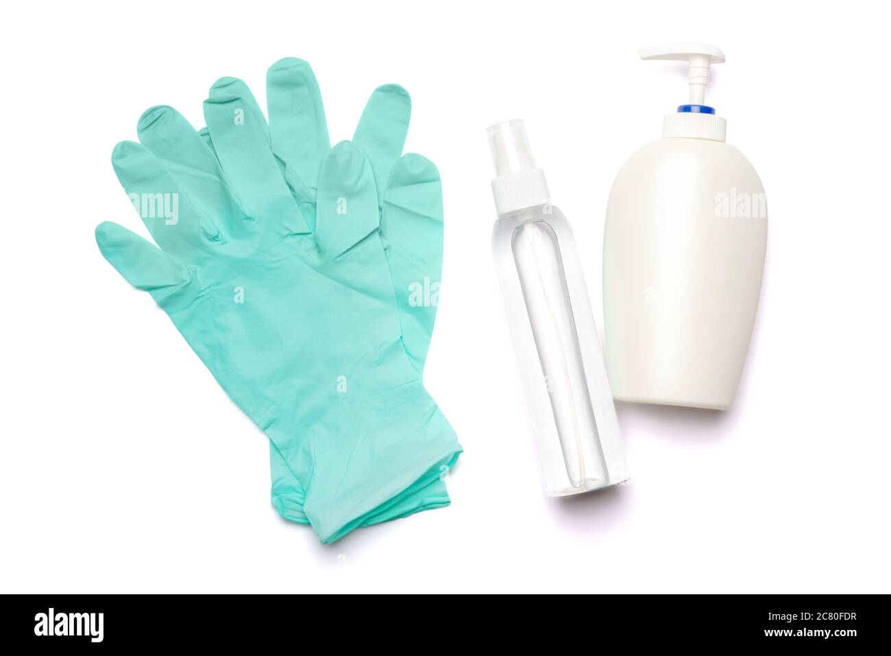 disposition plate des articles d'hygiène - gants en latex et désinfectant pour les mains ou savon liquide isolé sur fond blanc avec un parh de clipping Banque D'Images