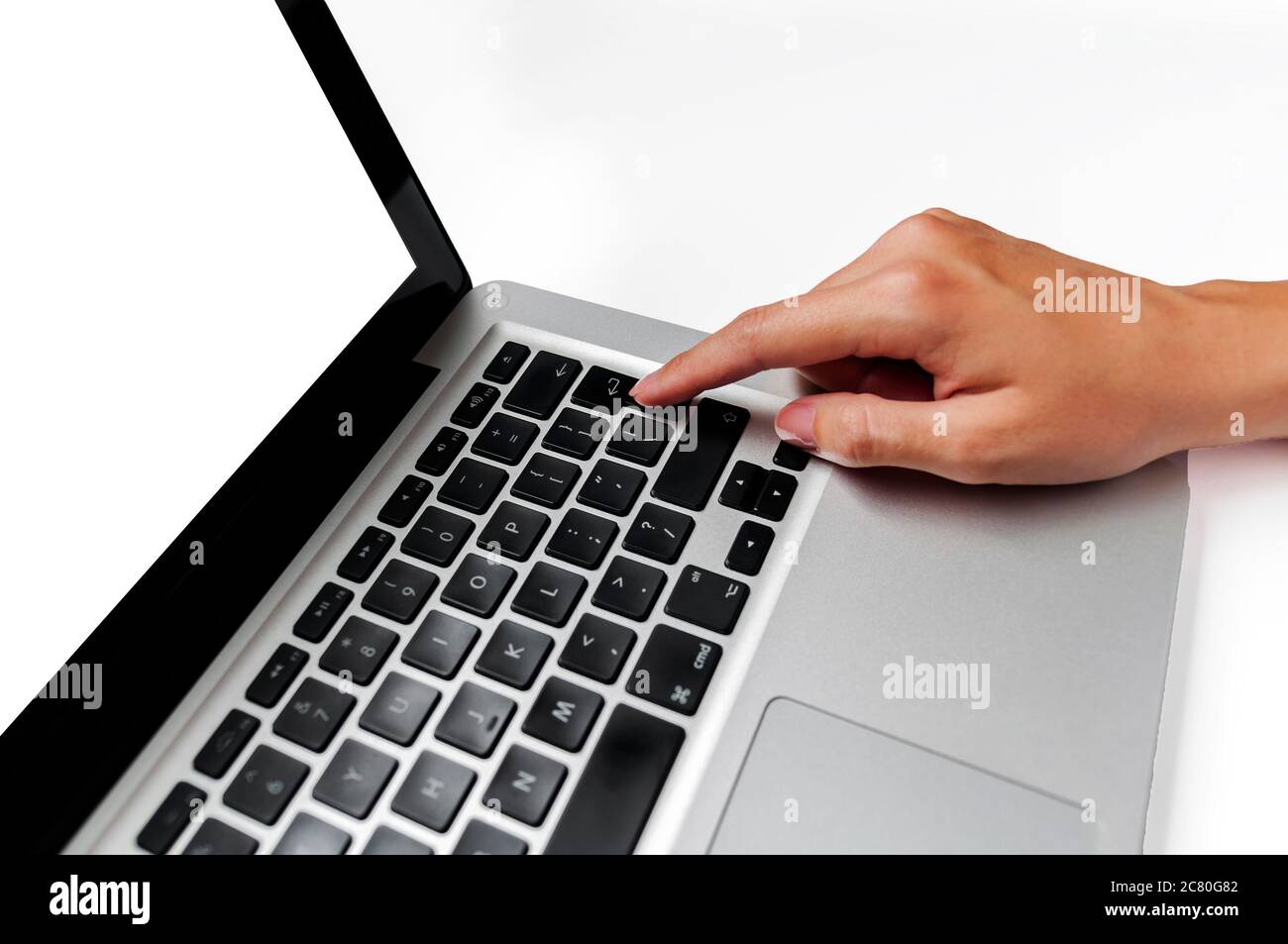 Femme d'affaires travaillant main sur écran blanc ordinateur portable sur bureau en bois comme concept Banque D'Images