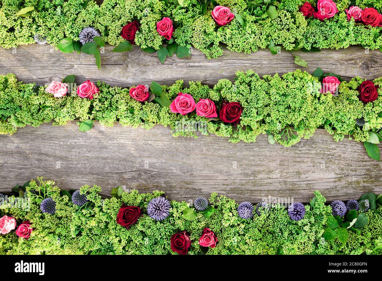Fond floral. Roses et fleurs en pierre sur fond de bois. Plan à plat, espace de copie pour le texte Banque D'Images