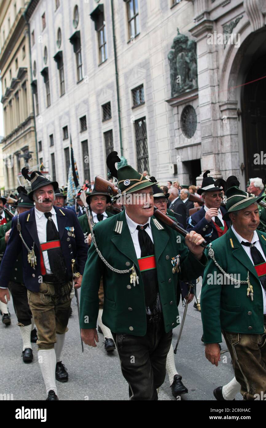 Un groupe de personnes dans le costume traditionnel bavarois Banque D'Images