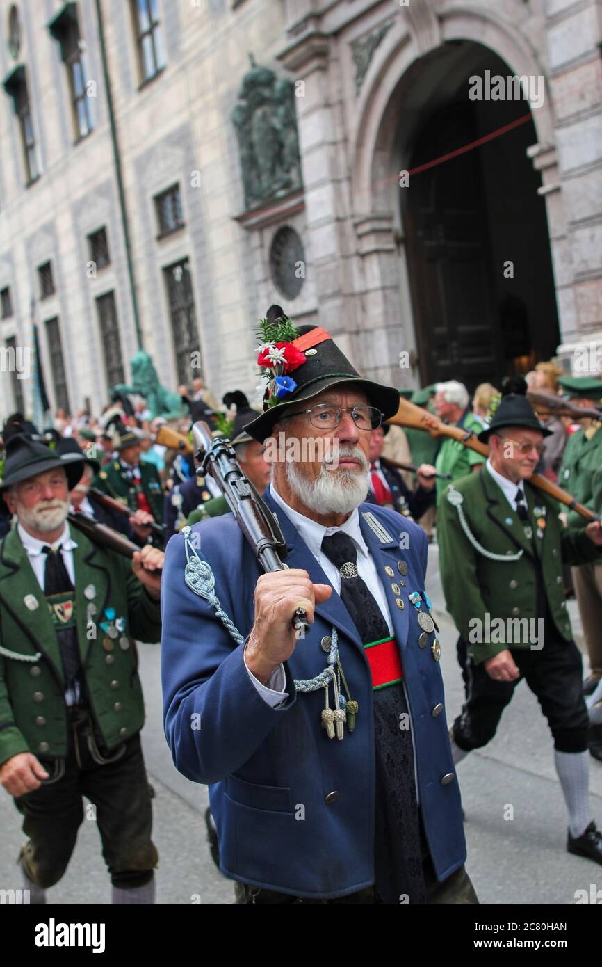 Un groupe de personnes dans le costume traditionnel bavarois Banque D'Images