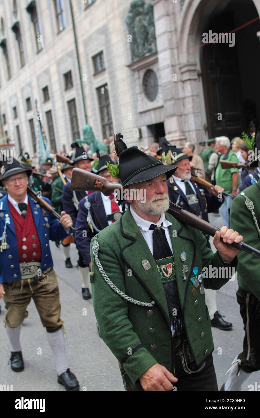 Un groupe de personnes dans le costume traditionnel bavarois Banque D'Images