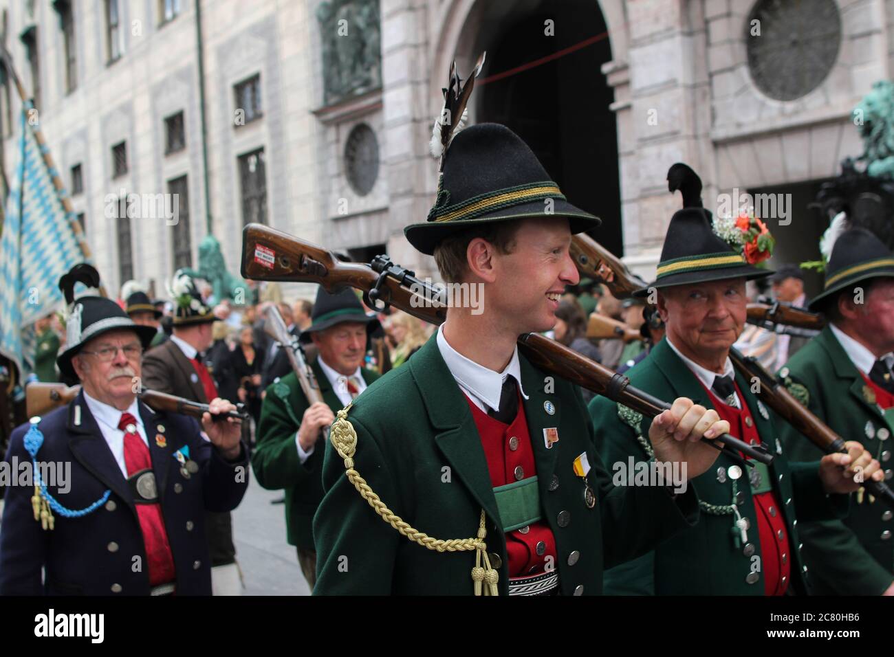 Un groupe de personnes dans le costume traditionnel bavarois Banque D'Images