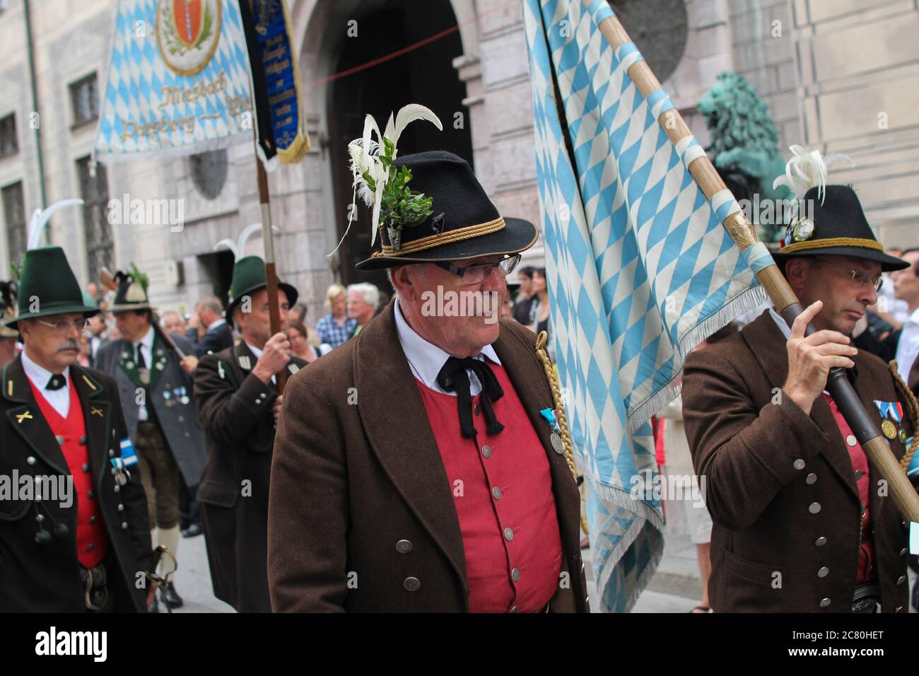 Un groupe de personnes dans le costume traditionnel bavarois Banque D'Images