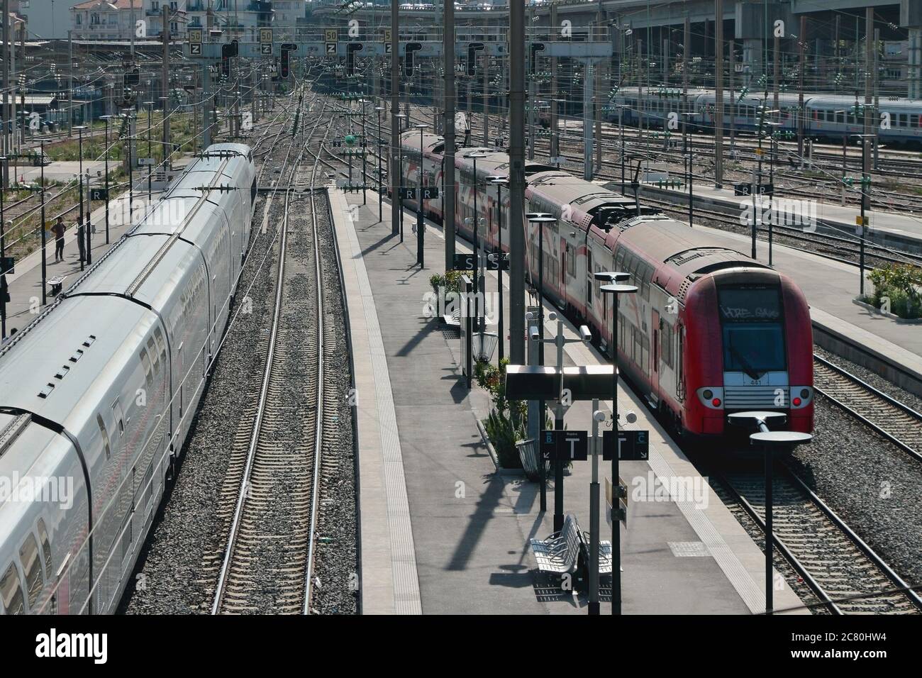 Nice, France - 19 avril 2019 : voies ferrées électrifiées et trains à la gare Banque D'Images