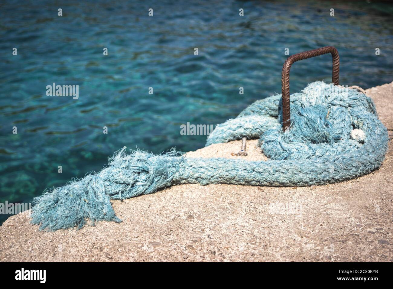 Photo en gros plan des cordes de pêche bleu clair sur le front de mer. Banque D'Images